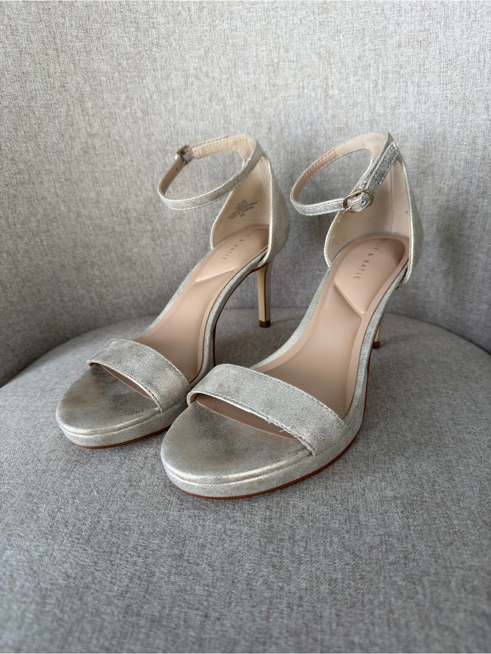 Kelly & Katie Silver Metallic Platform Heels Size 7